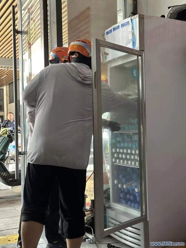 济南外卖“单王”每天跑十几小时 烈日下的坚持